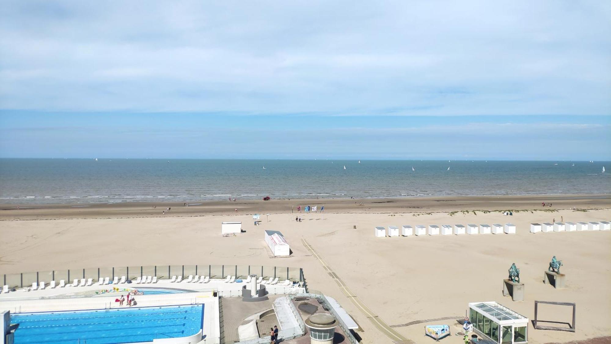 Zeezicht Vanop Het 6 De Verdiep Oostduinkerke Exterior photo